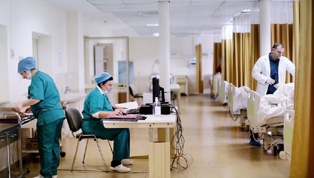 Pagat e mjekëve dhe infermierëve parashikohet të rriten me 25 për qind deri në vitin 2029